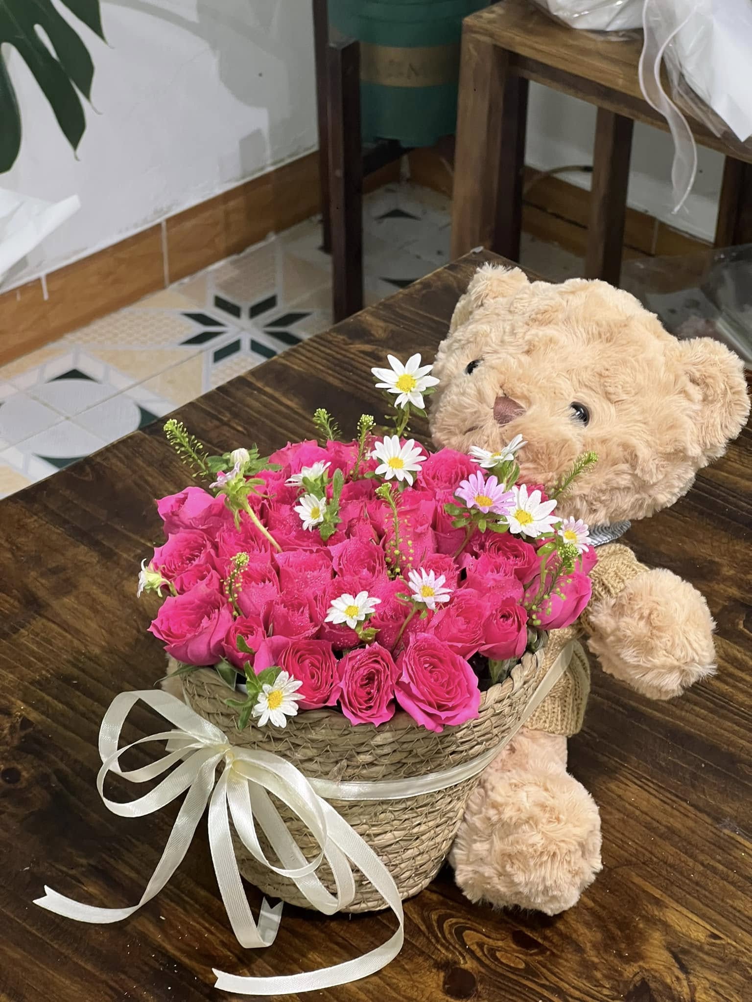 Gấu ôm giỏ hoa